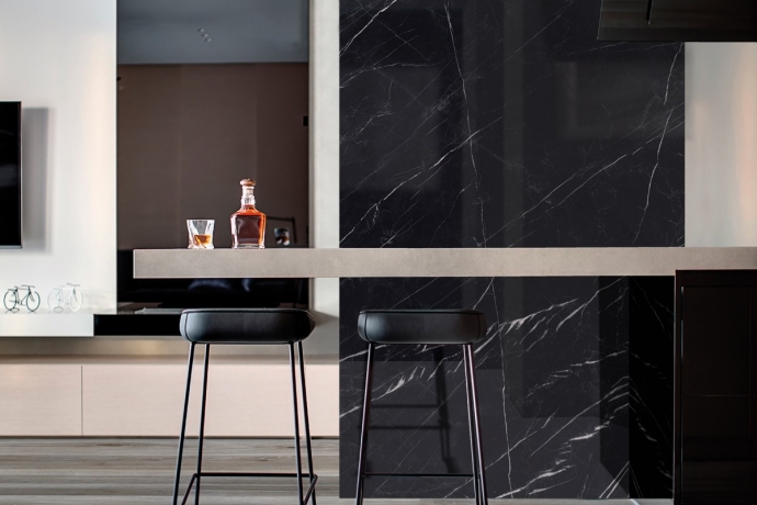 Glossy Statuario marble with diagonal grey lines