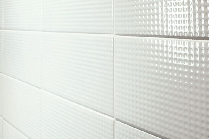 Bright dotted tiles - white