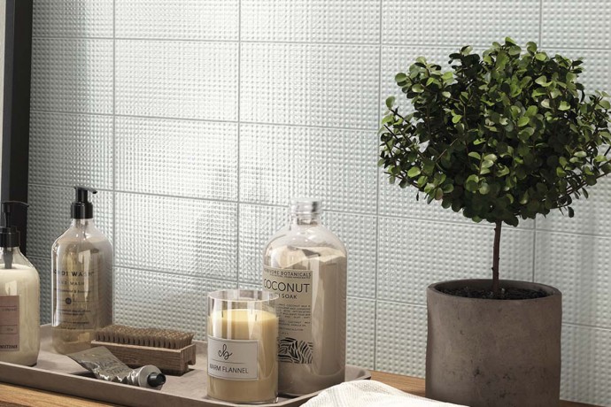 Bright dotted tiles - white