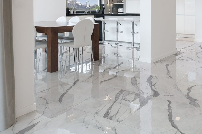 Glossy Statuario marble with diagonal grey lines